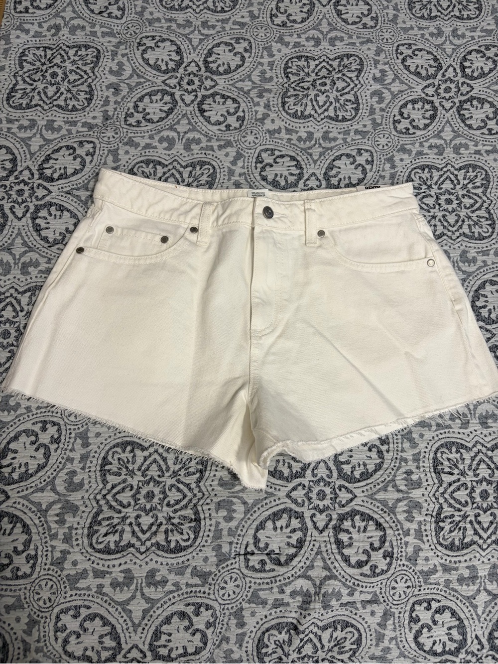 PINK Victoria's Secret White Mid-Rise Cutoff Jean Shorts 8 NWT